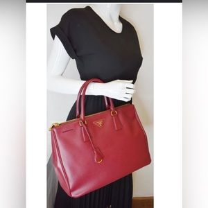 Large red SAFFIANO
DAINO
GALLERIA TOTE PRADA